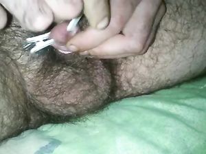 Наказывает свой маленький член болью