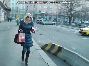 Шлюху за бабки ебут от первого лица в подворотне
