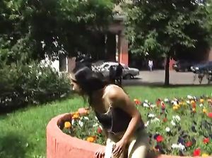 Сучка гуляет по улице и писяет в бутылку