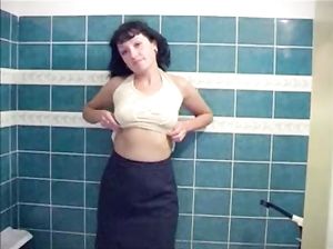 Зрелая женщина раздевается в душевой