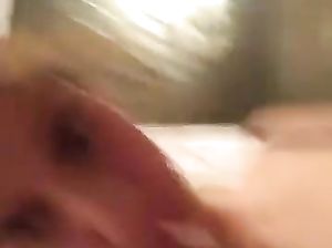 Василиса сама себя удовлетворяет пальцами