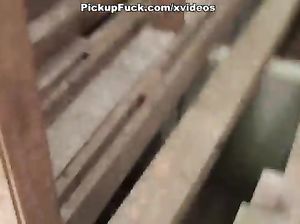 Телка за деньги показала на улице титьки и пизду