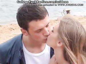 Студентки на пляже показывают свои сиськи