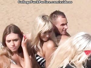 Студентки на пляже показывают свои сиськи