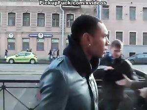 Девушка за деньги трахается с пикапером в туалете кафе