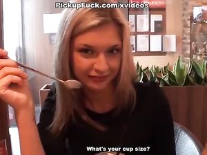 Белокурая сучка отсосала в туалете у пикапера