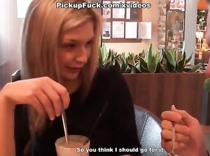 Белокурая сучка отсосала в туалете у пикапера