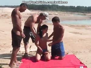Ганг банг на песчаном пляже для стройной Галины