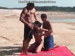 Ганг банг на песчаном пляже для стройной Галины