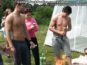 Молодые парни привезли сучек в лес на групповуху