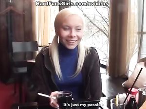 Секс втроем: два качка жарят тонкую девку