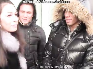 Сучку жахают во все дырки возбужденные пацаны