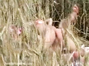 Реальное порно: пара трахается в поле в траве