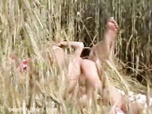 Реальное порно: пара трахается в поле в траве