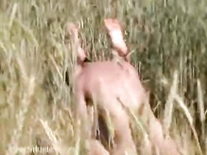 Реальное порно: пара трахается в поле в траве