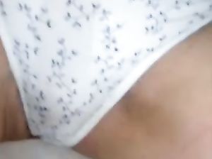 Муж любуется красивой киской жены, пизда крупным планом