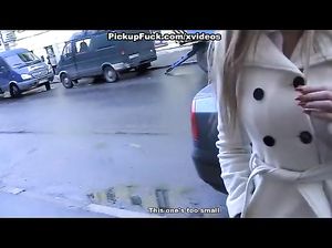 Две девушки привели парня в заброшенный офис для перепихона втроем