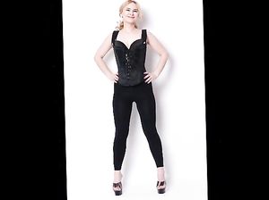 Модель по имени Адель демонстрирует наряды