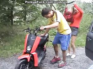 Чувак подсмотрел как худышка ссыт и уговорил ее чпокнуться