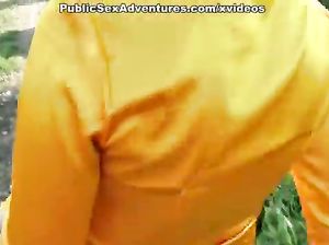 Шлюха не стесняясь ебется в очко прямо в парке и зарабатывает деньги