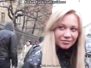 Кобель кинул палку миловидной блондинке в туалете