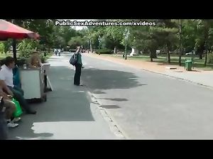 Секс на публике в парке заводит русскую парочку