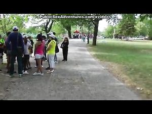 Секс на публике в парке заводит русскую парочку