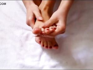Фут фетишистка мнет свои стройные ноги