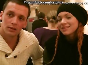 Рыженькая самка показала сиськи пикаперу в кафе
