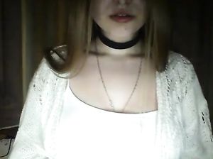 Илона показывает юзерам рунеток как возбуждаются ее соски под кофточкой