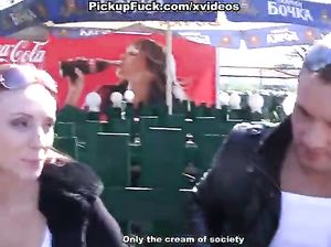 Шлюха за деньги делает охуенный минет в парке