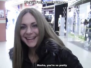 Пикапер за бабки дрючит стоя новую подругу