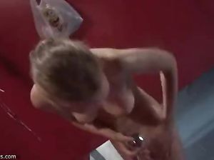 Купание голой телки в душевой тайком снимают на камеру