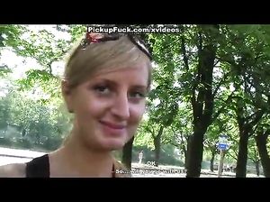Веселый чувак развел деваху на минет в тачке