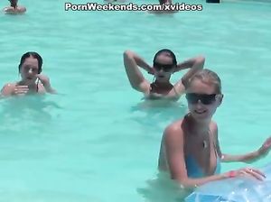 Пикапер уговорил телочек полизать друг другу киски