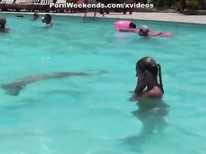 Пикапер уговорил телочек полизать друг другу киски