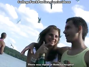 Студенты устроили оргию прямо на берегу реки