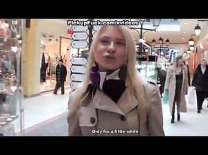 Ангелина сделала минет двум кобелям за деньги