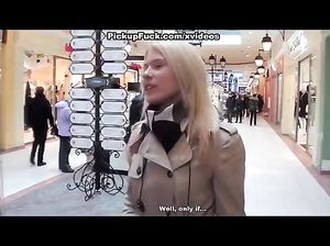 Ангелина сделала минет двум кобелям за деньги