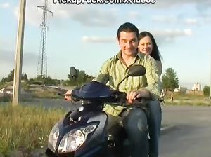 Молодая парочка страстно шпилится за городом на камеру пикапера