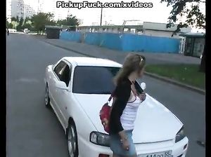 Парни подвезли и трахнули в лесу молодую блонду