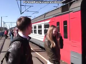 Девка пошла трахаться с двумя парнями в отеле вокзала