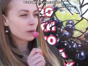 Девка пошла трахаться с двумя парнями в отеле вокзала