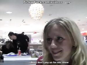 Девке заплатили деньги за секс втроем в туалете Макдональдса