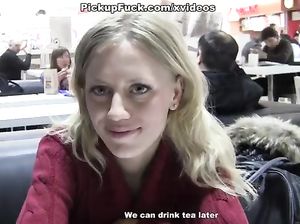 Девке заплатили деньги за секс втроем в туалете Макдональдса