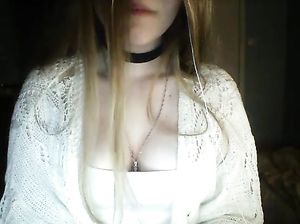 Малышка показывает красивое декольте юзерам бонгакамс