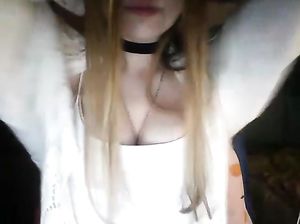 Малышка показывает красивое декольте юзерам бонгакамс