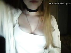 Малышка показывает красивое декольте юзерам бонгакамс