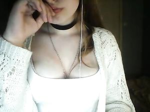 Малышка показывает красивое декольте юзерам бонгакамс