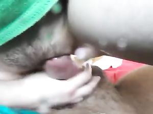 Девка так сильно течет, что забрызгала всю камеру мобилы